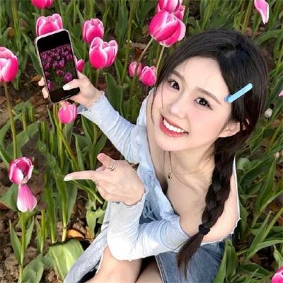 戴流苏耳环的少女